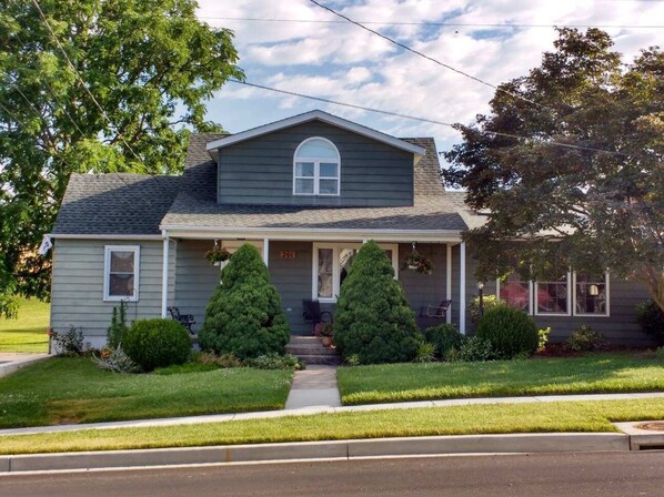 Main house. Drive behind to guesthouse beside detached garage