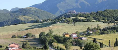 Castello di Frontone (XI sec.) con alle spalle il monte Catria 1701 m. slm