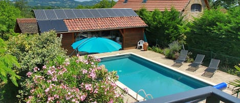 Vue de la piscine depuis la terrasse