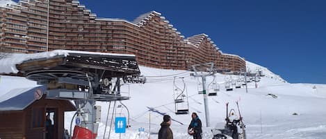 vue sur l'immeuble à partir des pistes en bas de l'immeuble