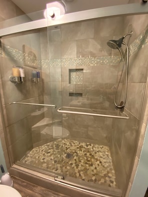 Large walk-in shower w/seat, Delta 5-spray shower head, dispenser of products 