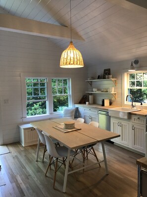 Dining for 6 (extra stools & bench in the house).