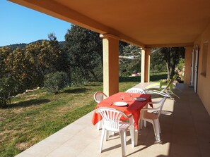 terrasse de 40m2, orientée ouest. Accès au jardin possible