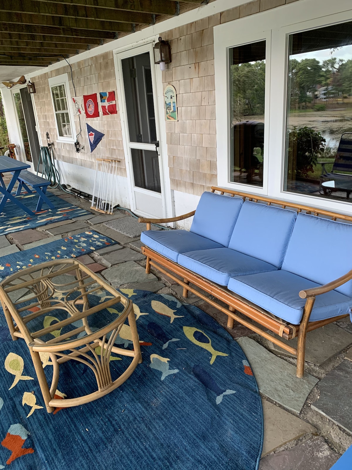 Gorgeous lake beachfront private apartment with canoe, kayaks, & home theatre