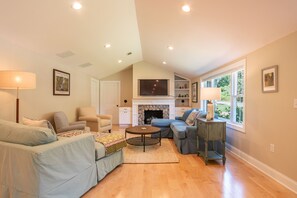 Bright and open living area to enjoy with family, friends, or on your own. 