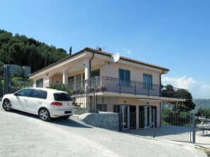 Ciel, Roue, Bâtiment, Voiture, Véhicule, Propriété, Plante, Fenêtre