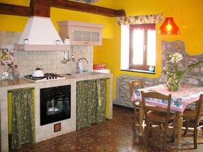 Zimmer, Küche, Eigentum, Möbel, Countertop, Interior Design, Gelb, Gebäude, Cabinetry, Haus
