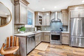 Gourmet Kitchen/Brand New Commercial Appliances
