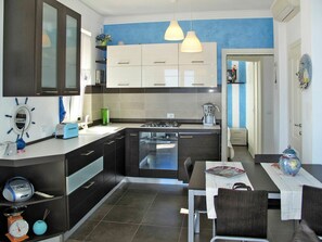 Pièce, Meubles, Propriété, Design Intérieur, Cuisine, Turquoise, Bleu, Bâtiment, Cabinetry, Comptoir