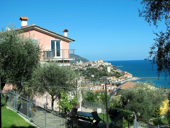 Ciel, Bâtiment, L'Eau, Plante, Propriété, Éclairage Public, Bleu Azur, Arbre, Maison, Végétation