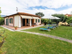 Cottage, Estate, Garden, Lawn, Farmhouse, Yard, Outdoor Structure, Villa, Hacienda, Backyard
