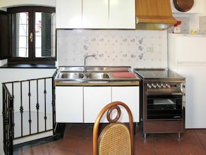 Cocina, Habitación, Mostrador, Mueble, Gabinetes, Propiedad, Estufa De Cocina, Electrodoméstico, Electrodoméstico, Diseño De Interiores