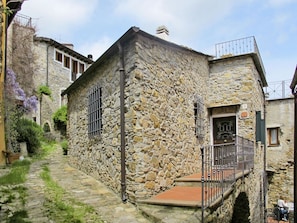 Planta, Cielo, Edificio, Nube, Ventana, Casa, Cabaña, Árbol, Barrio Residencial, Fachada