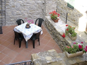 Propiedad, Patio, Mesa, Mueble, Losa, Flor, Patio, Habitación, Manteles, Planta