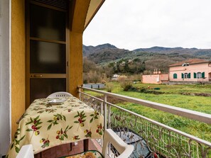 Hügel, Gebirge, Balkon, Senke, Eco Hotel, Bergdorf, Küche & Esszimmer Tisch