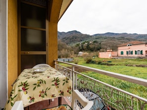 Hügel, Gebirge, Balkon, Senke, Eco Hotel, Bergdorf, Küche & Esszimmer Tisch