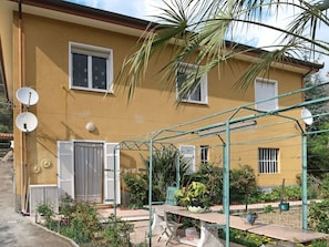 Pflanze, Gebäude, Fenster, Eigentum, Himmel, Schatten, Die Architektur, Nachbarschaft, Holz