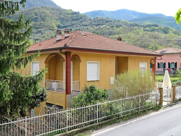 Pflanze, Gebäude, Eigentum, Fenster, Himmel, Berg, Haus, Baum, Zaun, Hütte