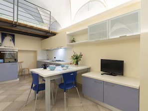 Möbel, Eigentum, Tabelle, Gebäude, Interior Design, Zimmerpflanze, Fussboden, Flooring, Wand, Haus