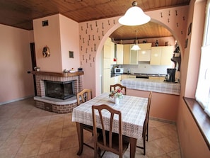 Möbel, Interior Design, Holz, Flooring, Decke, Zimmer, Fussboden, Beleuchtung, Stuhl, Küche