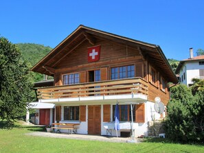 Himmel, Pflanze, Gebäude, Fenster, Haus, Baum, Holz, Grundstueck, Hütte, Wohngebiet