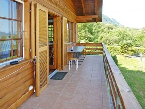 Pflanze, Eigentum, Möbel, Gebäude, Fenster, Holz, Schatten, Baum, Himmel, Interior Design