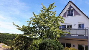 Gebäudeansicht mit Balkon