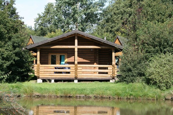 Blockhaus mit Terrasse am Teich