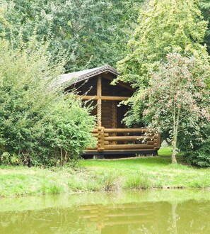 Blockhaus mit Terrasse am Teich