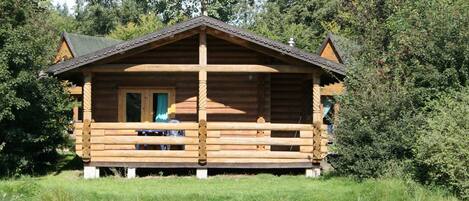 Blockhaus mit Terrasse am Teich