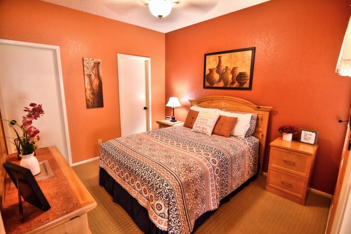 Arizona Sunshine Condo overlooking the Pool/Hot Tub! Pets Welcome!