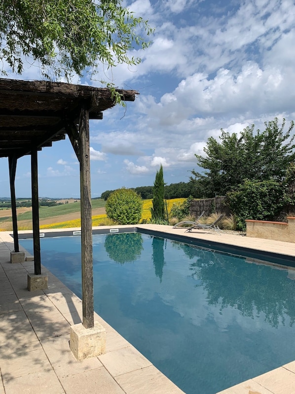 Grande piscine privée (12 x 6 m) d'eau salée avec vue imprenable 