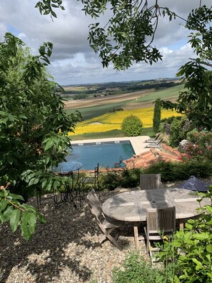Grande piscine  avec vue imprenable et jardin privatif à deux pas de la maison