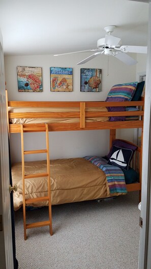 Second bedroom with two twin beds 