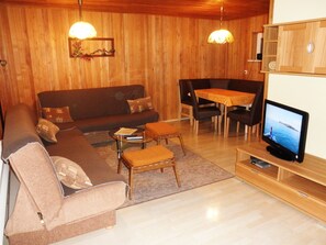 Wohnzimmer mit 2 Schlafsofas, SAT-TV und Eßecke