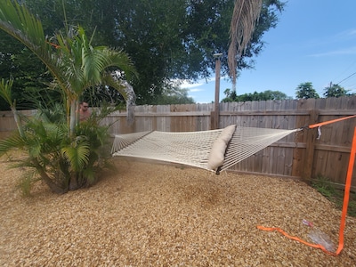 Tropical backyard with pool,playground, sandbox, toys, hammock.Pets+kids welcome