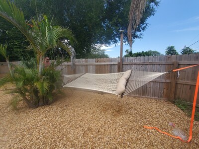 Tropical backyard with pool,playground, sandbox, toys, hammock.Pets+kids welcome