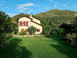 Ciel, Plante, Bâtiment, Nuage, Fenêtre, Paysage Naturel, Maison, Arbre, Lot Terre, Végétation