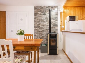 Cabinetry, Möbel, Eigentum, Countertop, Tabelle, Pflanze, Holz, Küche, Interior Design, Küchengerät