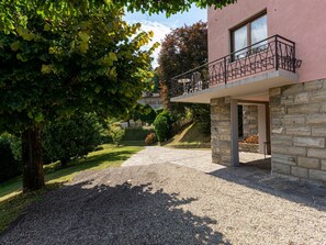 Pflanze, Gebäude, Fenster, Baum, Asphalt, Strassenbelag, Grundstueck, Schatten, Grundeigentum, Haus