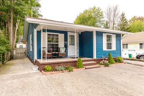 Cozy Beach cottage with lots of parking