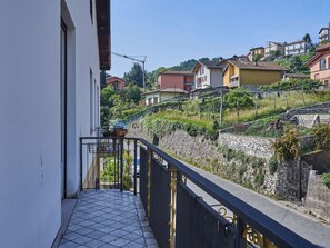 Pflanze, Himmel, Gebäude, Eigentum, Fenster, Azurblau, Strassenbelag, Zaun, Haus, Urban Design