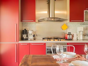Comptoir, Cabinetry, Vaisselle, Propriété, Appareil De Cuisine, Cuisine, Cuisinière, Électroménager, Bois, Design Intérieur