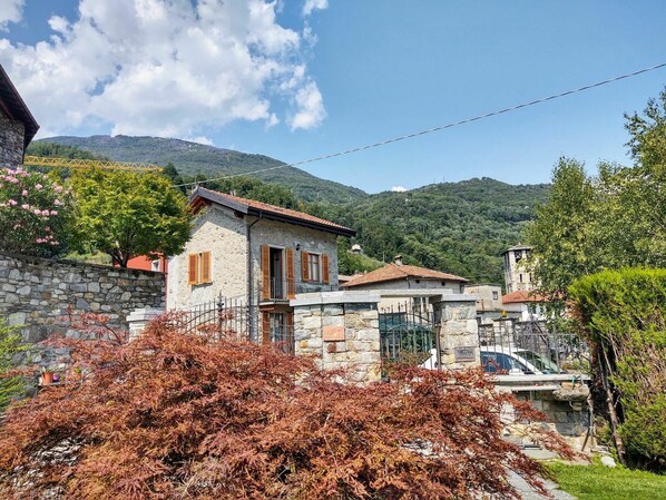 Ciel, Nuage, Plante, Jour, Propriété, Bâtiment, Montagne, Fenêtre, Paysage Naturel, Arbre