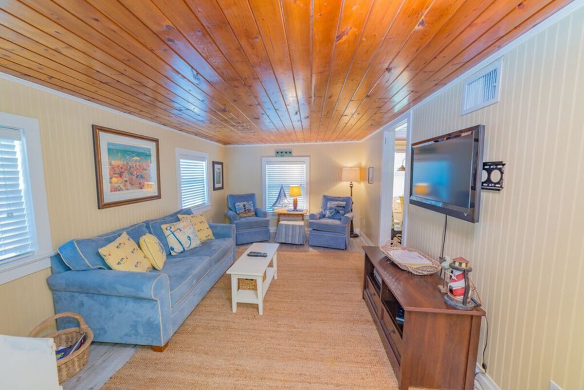 Newly Renovated Vintage AMI Cottage. Heated Pool! North End! 2 Blocks to Beach!