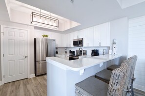 Palms 1715- Breakfast Bar and Kitchen