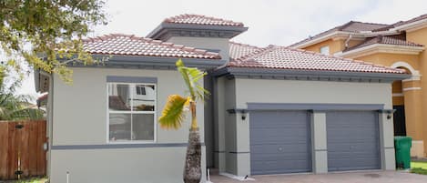 Beautiful completly equipped 4 bedrooms 3 bathrooms , 2 garages, full house.