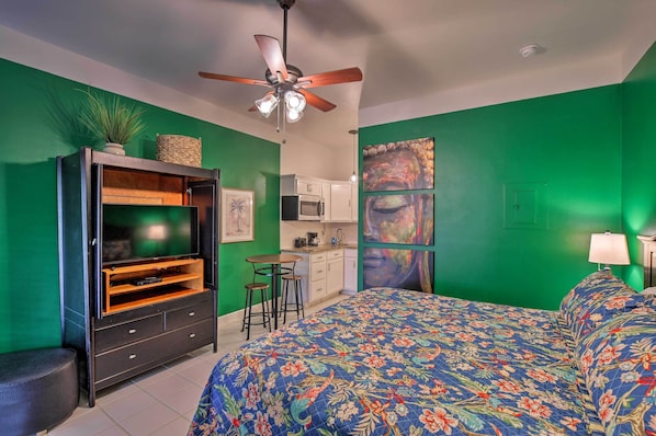 This vibrant studio has a comfortably furnished interior and all the essentials!