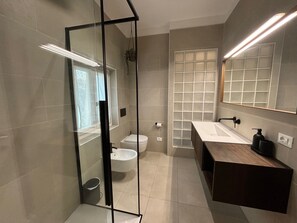 Badezimmer mit Dusche