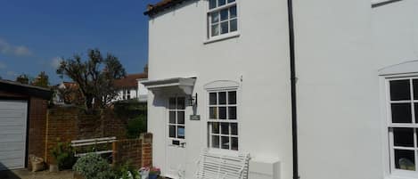 Loom Cottage-outside seating-GARAGE-WiFi-minutes to shops-eateries-pubs-Common.